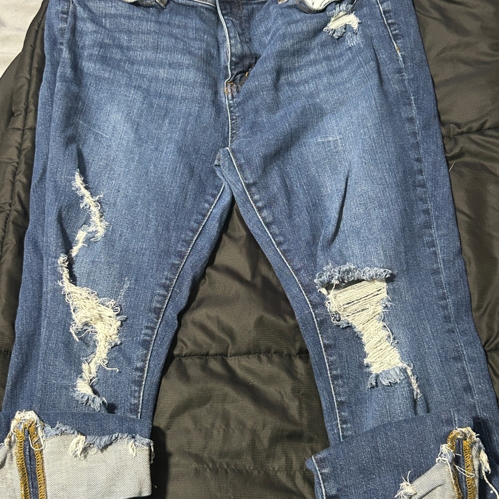 Judy Blue Distressed Boyfriend Jeans in Classic Blue
